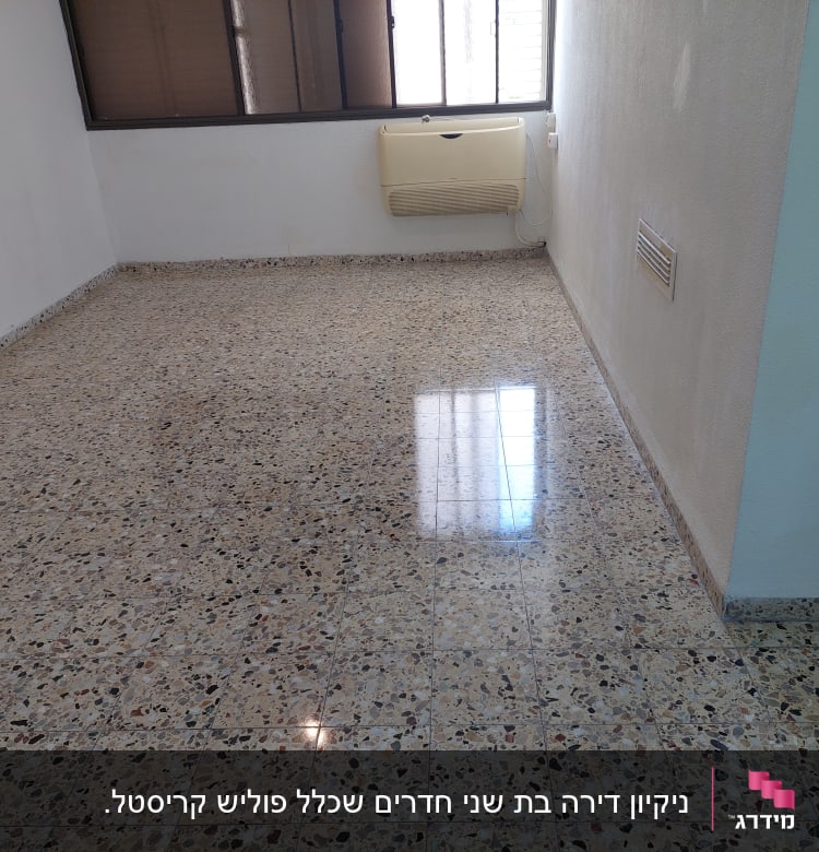 רצפה נקייה ומבריקה בחדר ריק